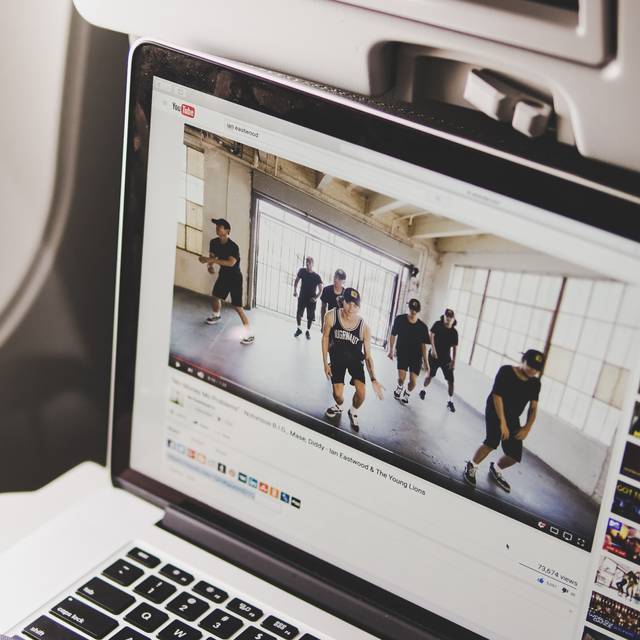 Laptop mit Youtube Sport Video