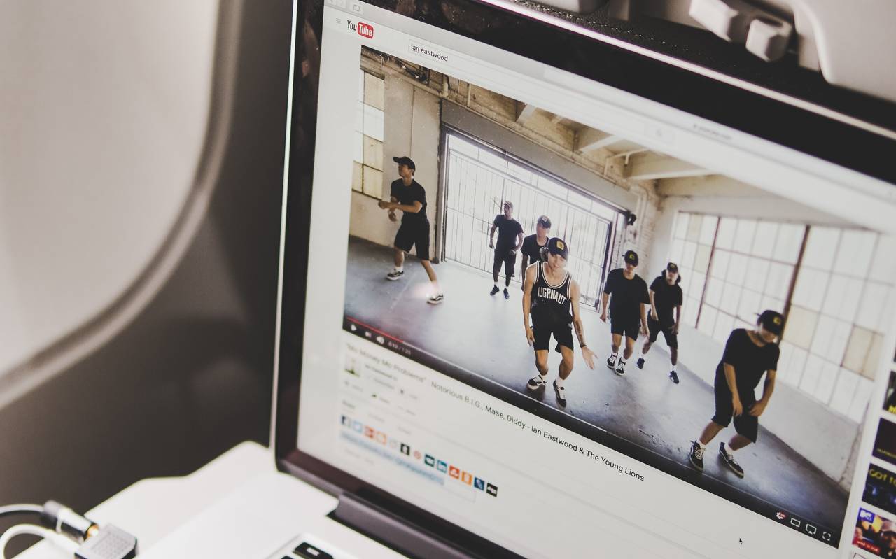 Laptop mit Youtube Sport Video