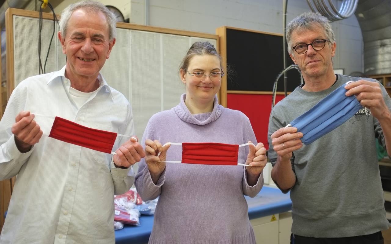 Es halten die Masken hoch: (v. l.) Dr. Klaus Hermansen, Nicole Bugaj und Bernhard Eichhorn, Leiter der Nähwerkstatt, in den Werkstätten der AWO in Dortmund.
