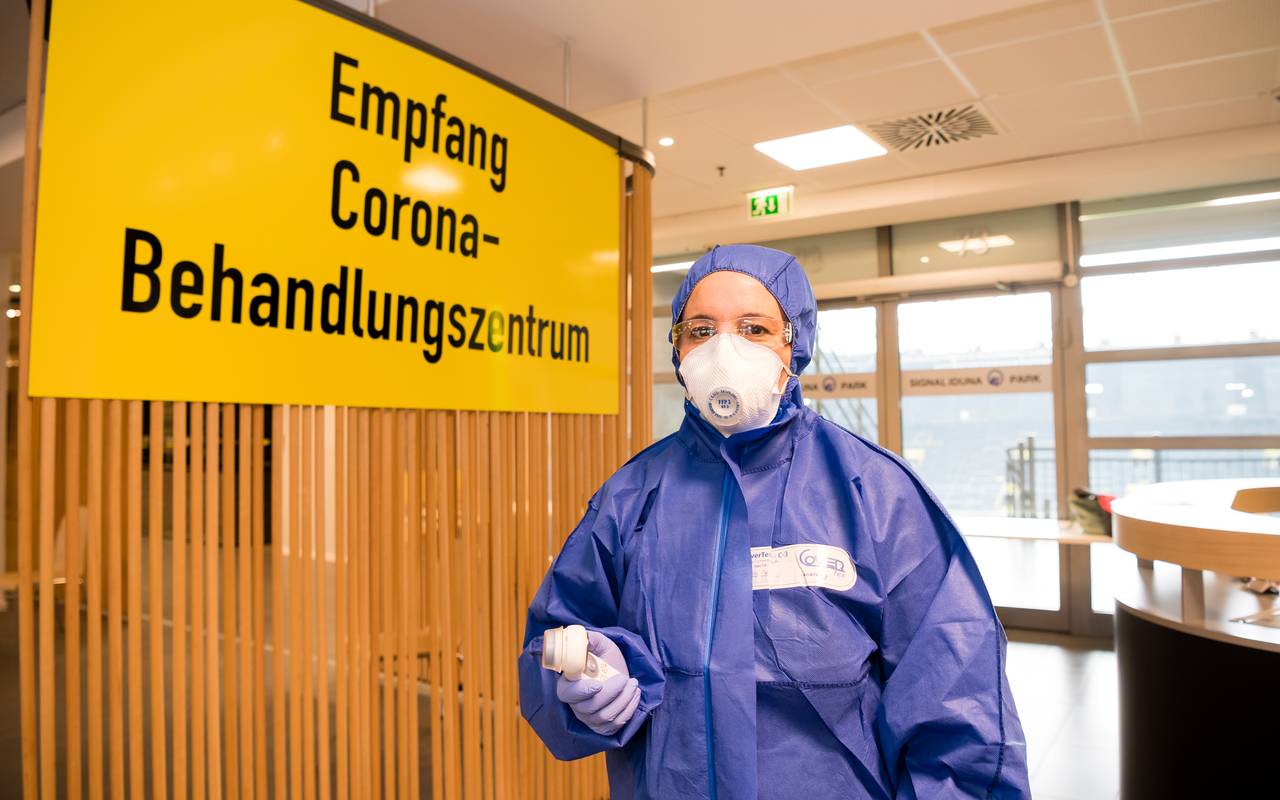 Medizinisch Technische Assistentin (MTA) Hassana Aazour im Corona-Behandlungszentrum auf der Nordtribüne des Signal Iduna Park.