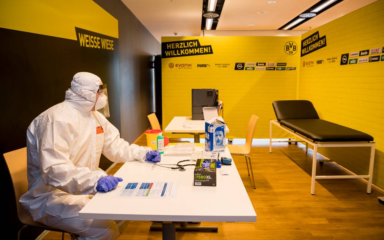 Medizinstudent Florian Schwenzer unterstützt das Ärzte-Team im Corona-Behandlungszentrum.