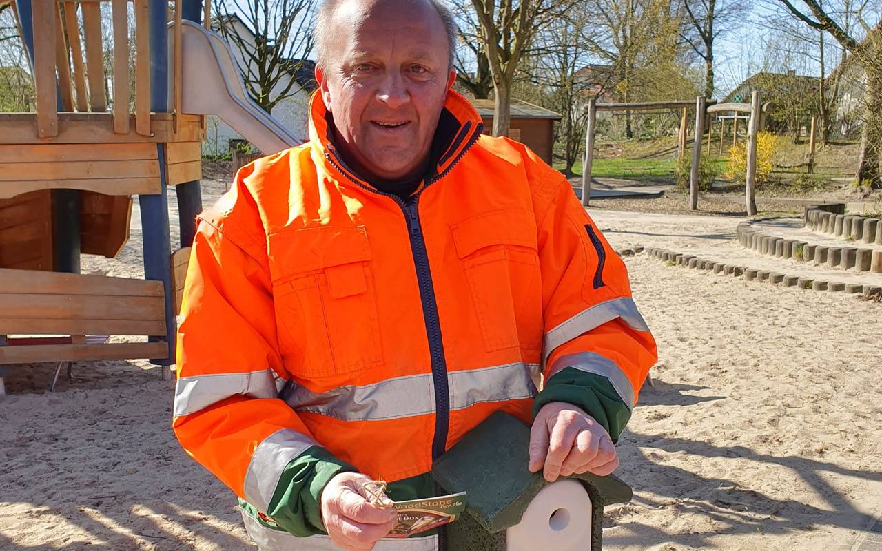 Mitarbeiter des Grünflächenamtes hängen Nistkästen für Kohlmeisen auf.