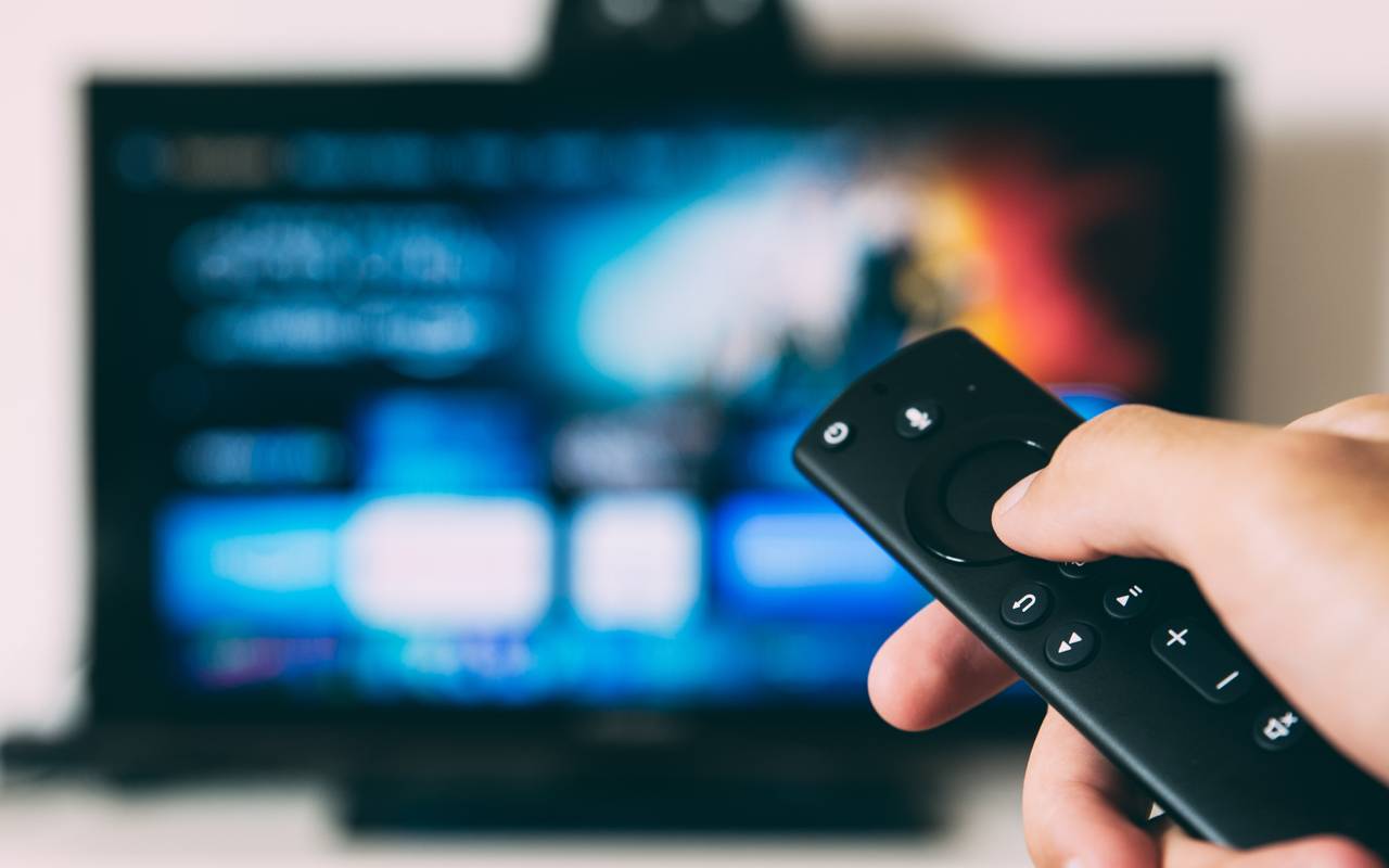 Fernseher und TV-Fernbedienung.