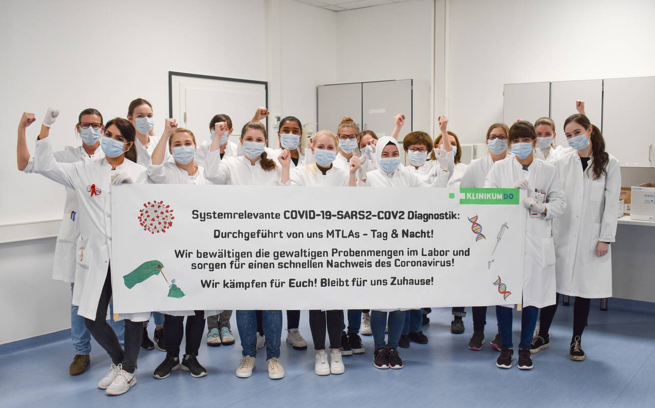 Das Labor-Team des Klinikum Dortmund, das täglich bis zu 700 Corona-Tests analysiert.