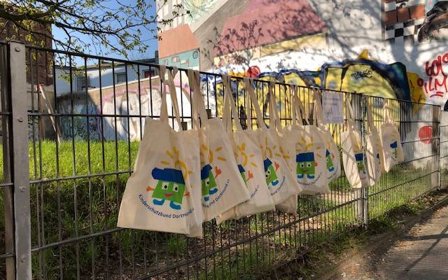 Gabenzaun mit Bastelmaterial in der Nordstadt. Gestartet vom Kinderschutzbund Dortmund.