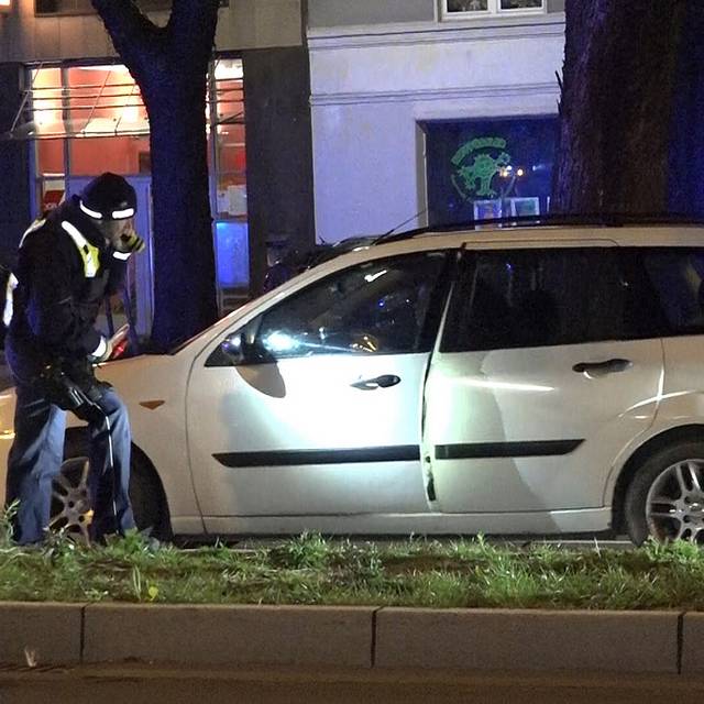 Polizei kontrolliert Autofahrer auf dem Dortmunder Wallring.