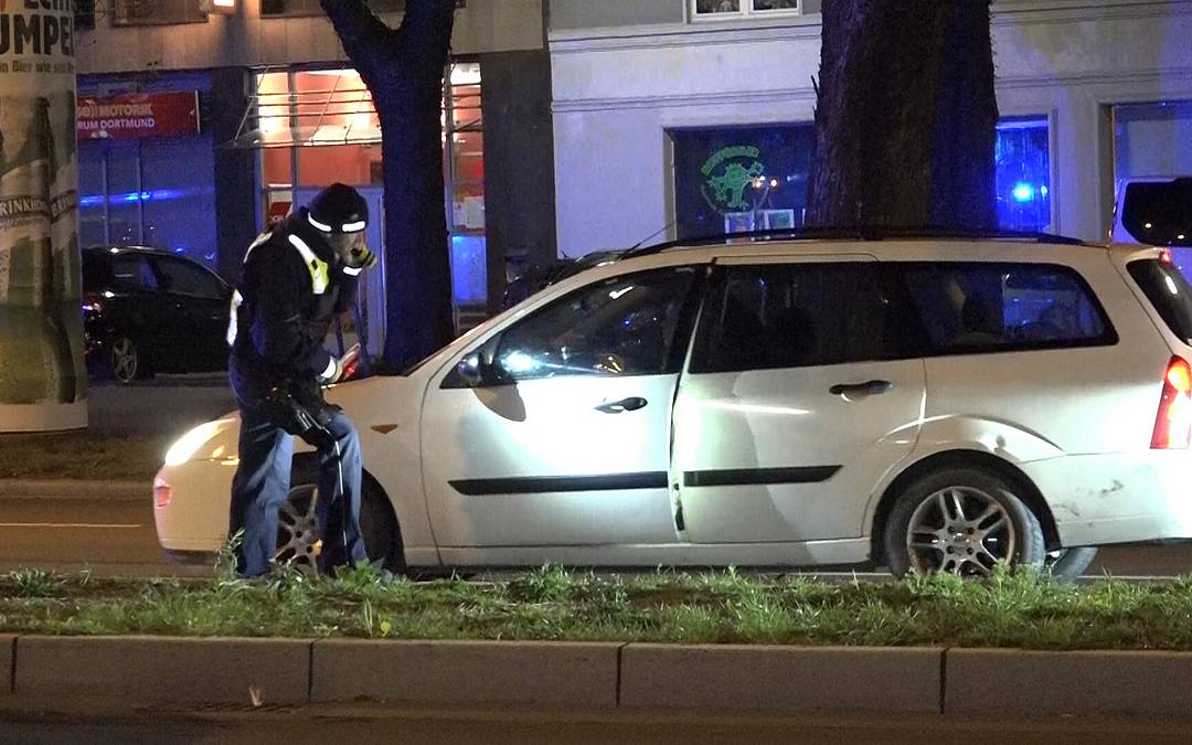 Polizei kontrolliert Autofahrer auf dem Dortmunder Wallring.