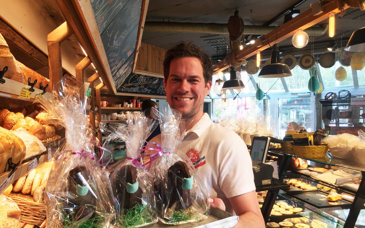 Tim Kortüm mit den Osterlämmern mit Mundschutz.