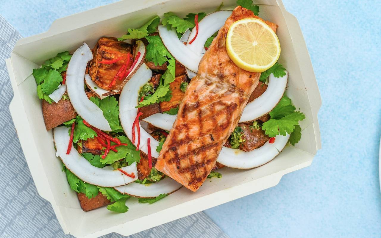 Essen vom Lieferdienst – Gemüsesalat mit gegrilltem Lachs in einer Box