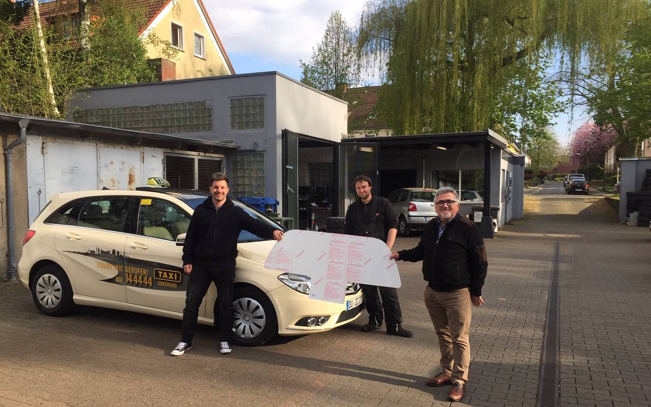 Taxis mit Schutzwand in der Corona-Krise.