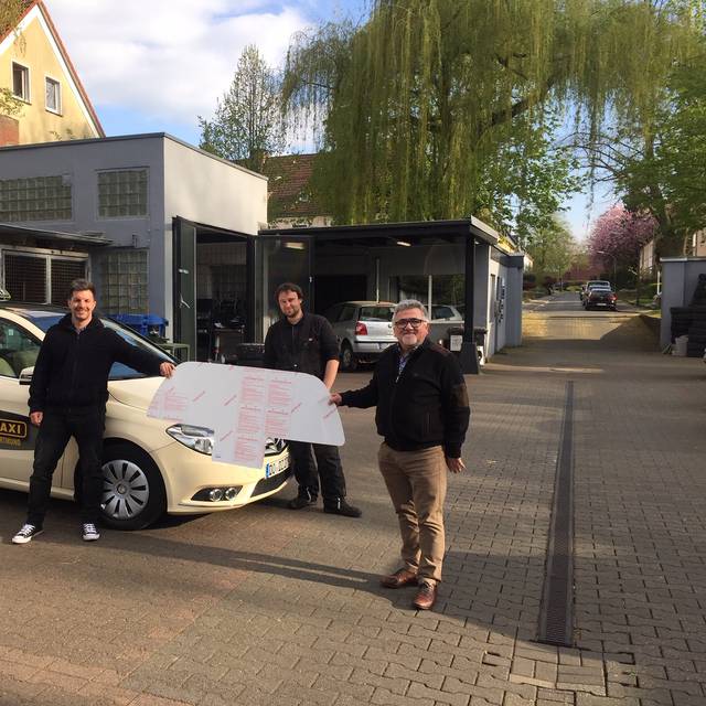 Taxis mit Schutzwand in der Corona-Krise.