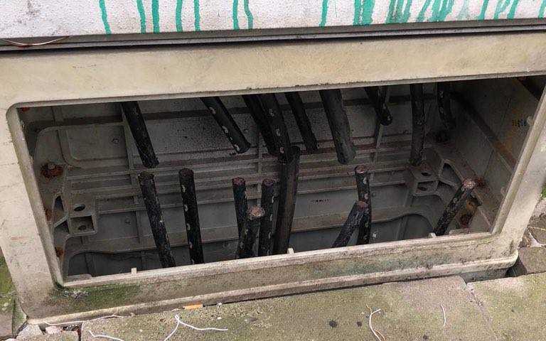 Schaltkasten der Telekom, der zerstört wurde.