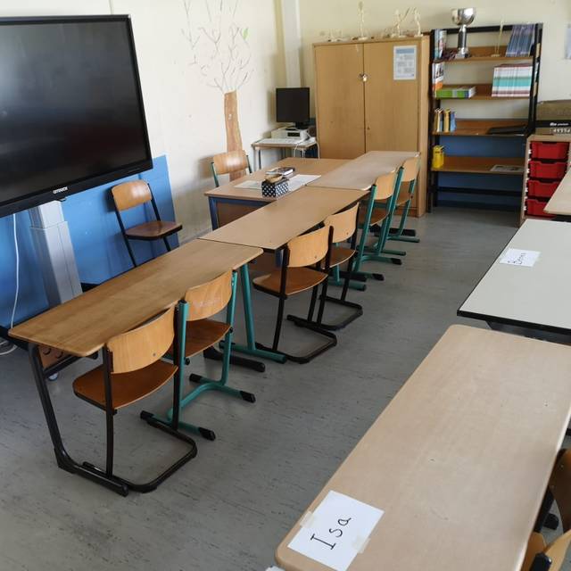 Ein Tisch pro Schüler an der Gesamtschule in Scharnhorst. 