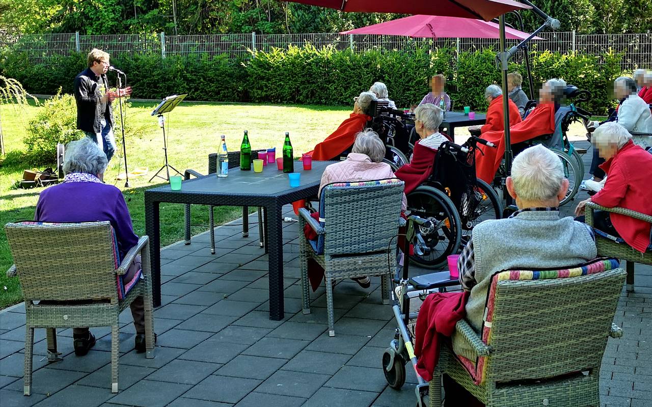 Matthias Kasche sorgt für Unterhaltung bei den Bewohnern eines Altenheimes.