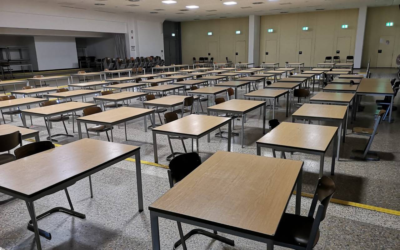 Abi-Prüfungen: Die Tische in der Gesamtschule in Scharnhorst stehen schon.