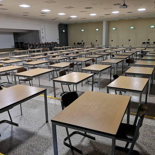 Abi-Prüfungen: Die Tische in der Gesamtschule in Scharnhorst stehen schon.