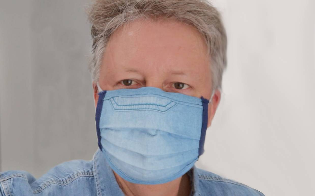 Markus Bauer trägt eine selbstgenähte Maske aus einem alten Jeanshemd.