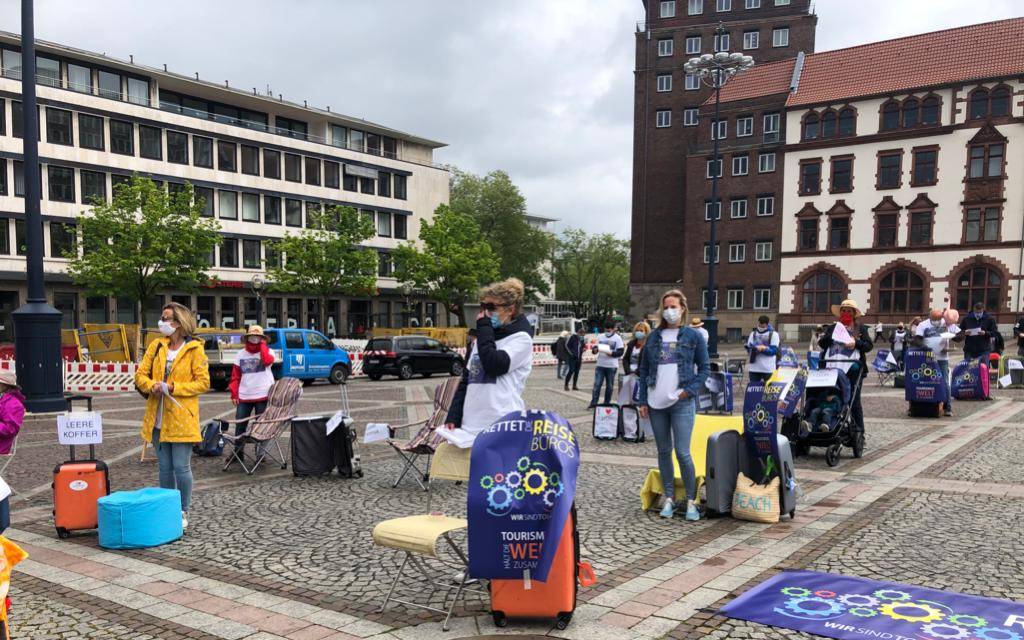 Reisebüros demonstrieren auf dem Dortmunder Friedensplatz.