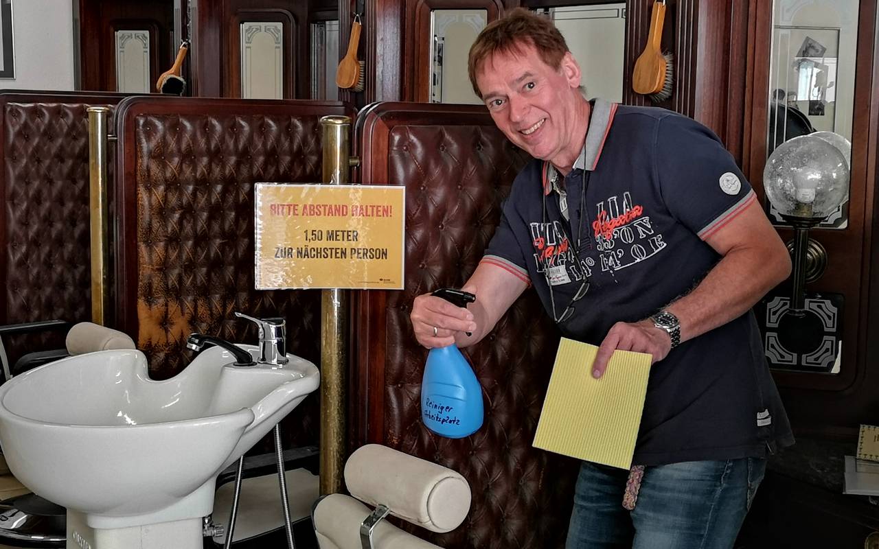 Friseur Frank Kulig bereitet sich nach der Corona-Wiedereröffnung auf die Hygieneschutzmaßnahmen vor