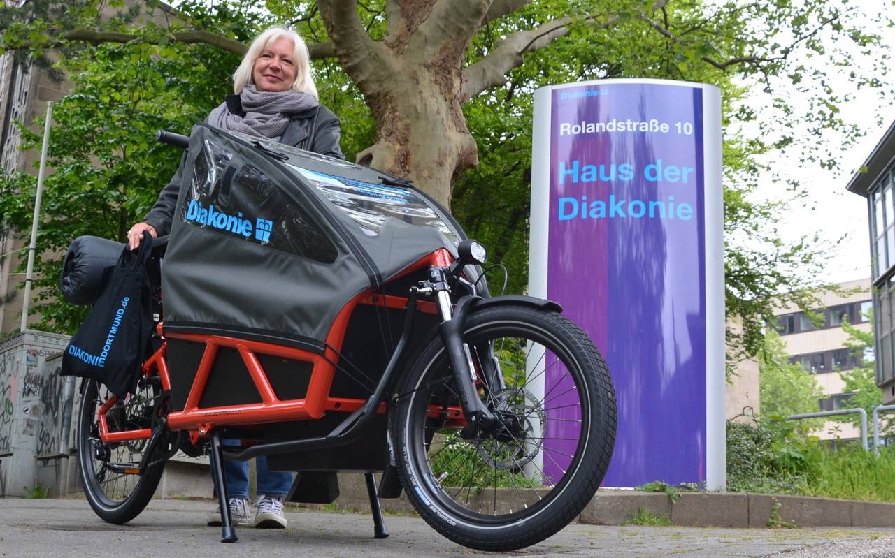 Diakonie-Mitarbeiterin Ulrike Thierfeld, die seit dieser Woche obdachlose Menschen in der Innenstadt mit einem Lastenfahrrad aufsucht.