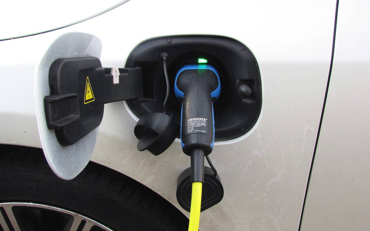 E-Auto wird aufgeladen. Symbolbild