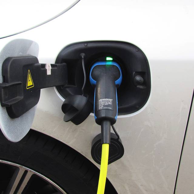 E-Auto wird aufgeladen. Symbolbild