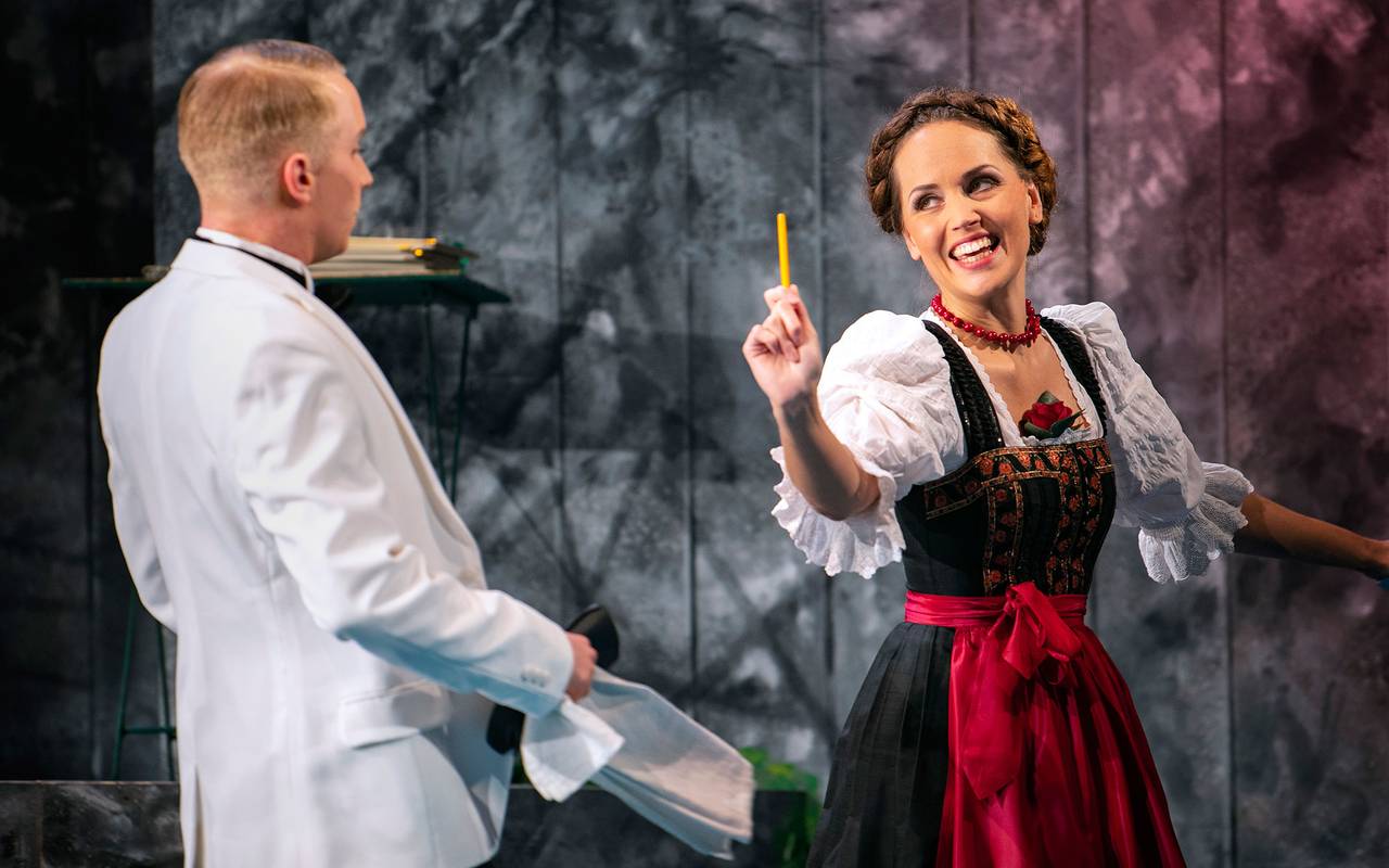 Szene aus der Oper "Im weißen Rössl" mit Matthias Störmer und Irina Simmes