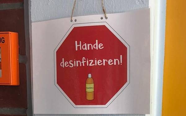 Desinfektionsspender in der Grundschule in Dortmund Huckarde