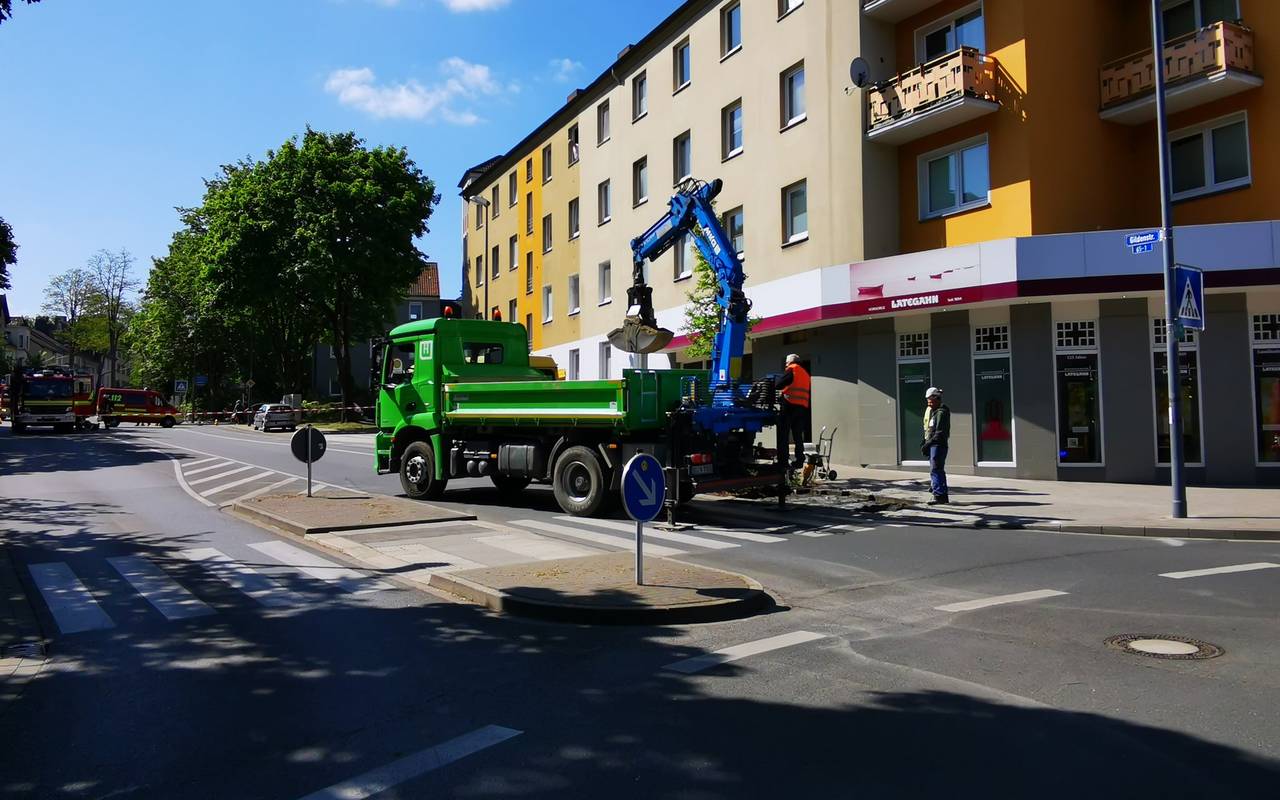 Im Erdbereich der Gildenstraße kam es zum Gasuastritt. Dortmunder Feuer hat 2 Gebäude evakuiert.