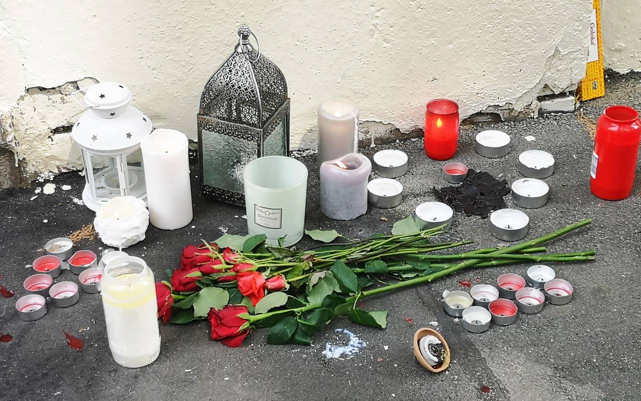 Tatort Adlerstraße: Blumen und Kerzen wurden aufgestellt.