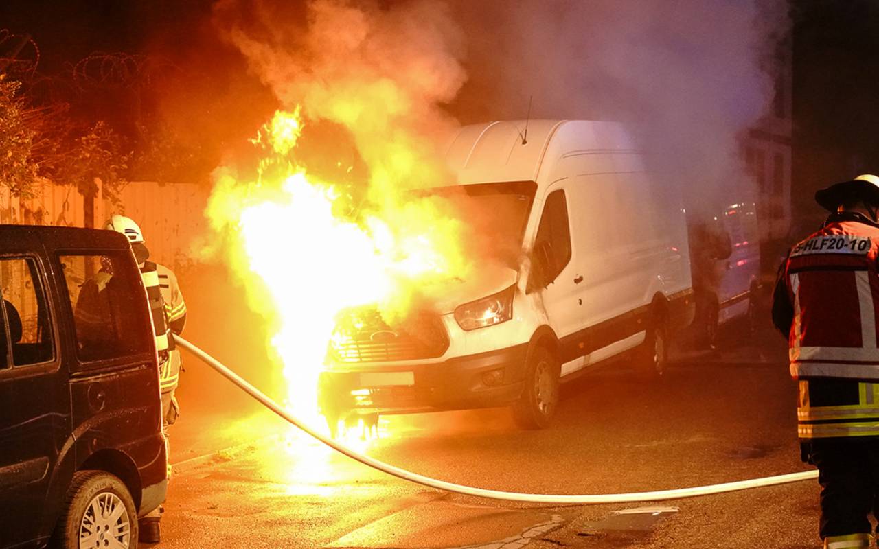 Transporter brennt in Lütgedortmund.