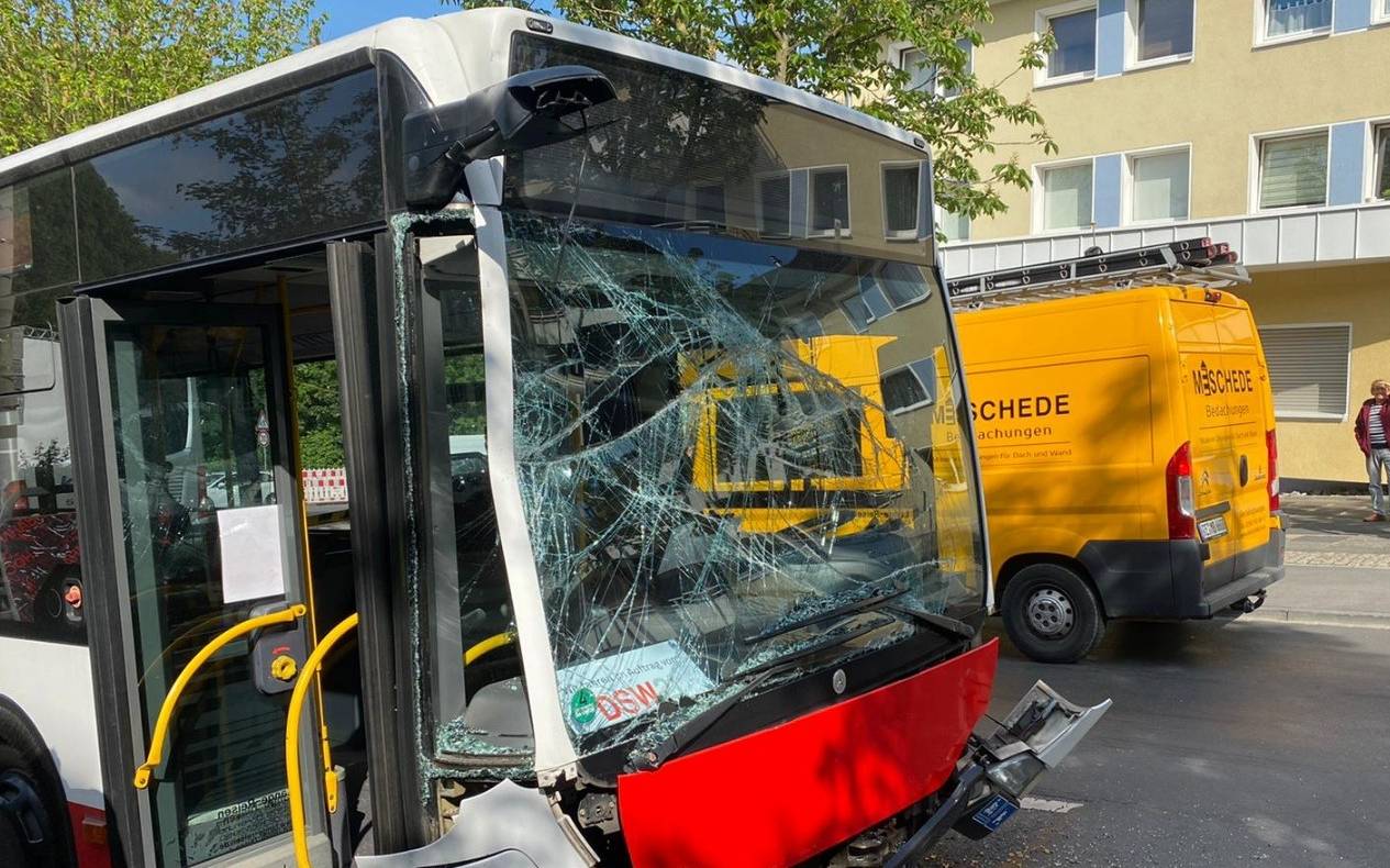 Auf der Schüruferstraße ist es am Morgen gegen 08:45 Uhr zu einem Unfall zwischen zwei Gelenkbussen der DSW21 gekommen.