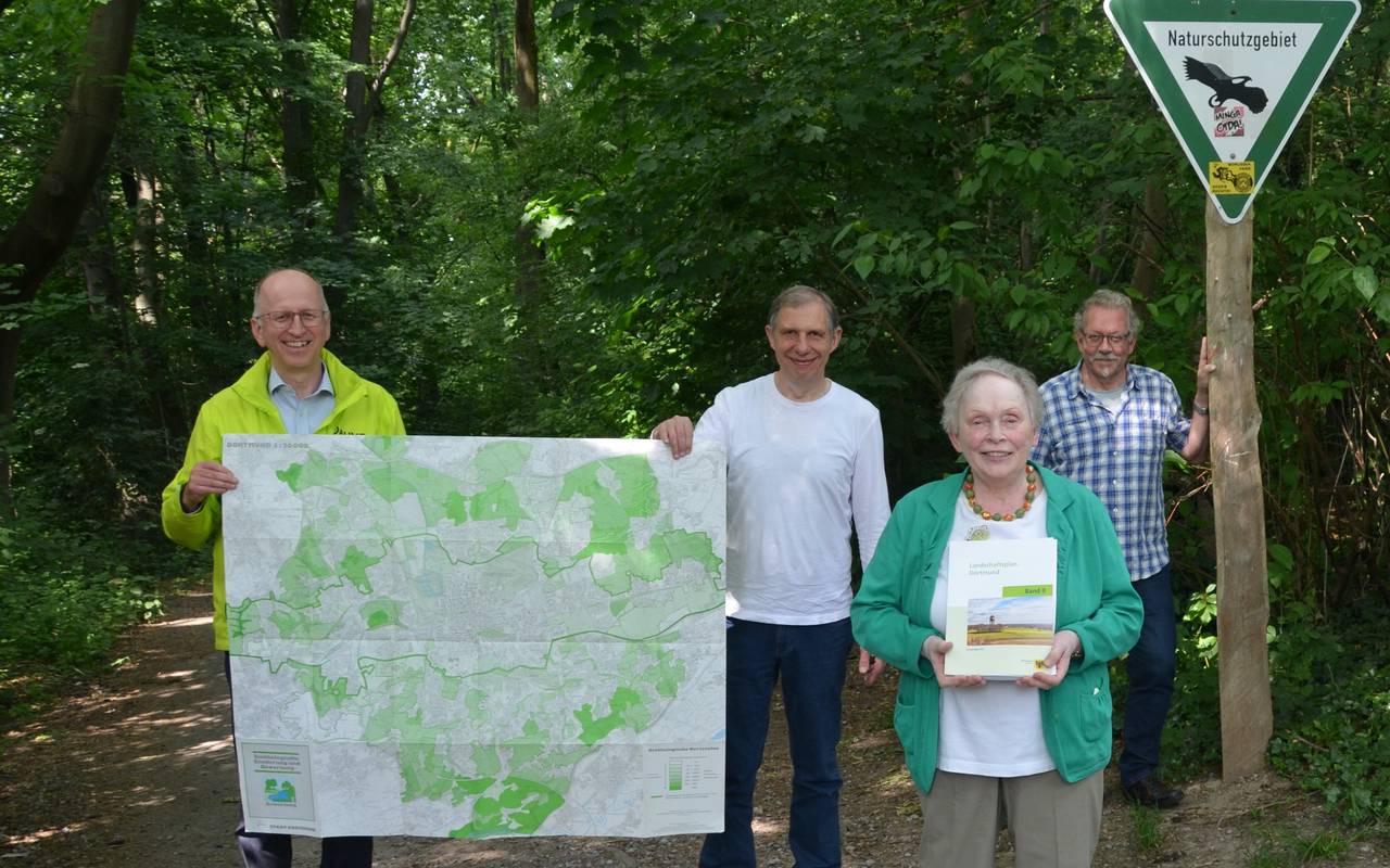 Ortstermin im Naturschutzgebiet Bolmke (v.l.n.r.): Thomas Quittek (BUND), Hans-Dieter Otterbein (AGARD), Erika Scheffer (Tierschutzverein) und Erich Kretzschmar (NABU).