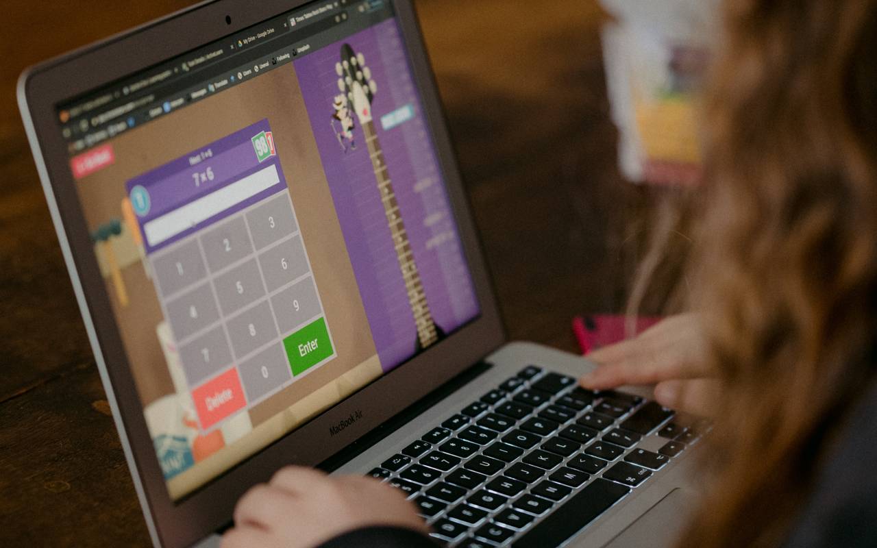 Mädchen lernt zu Hause am PC Mathe.