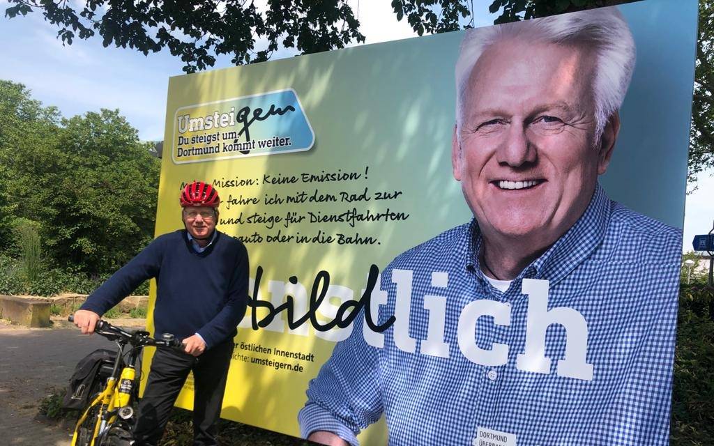 Dortmunds Oberbürgermeister Ullrich Sierau fährt viel Fahrrad. Er stellt die neue Kampagne "Umsteigern" vor.