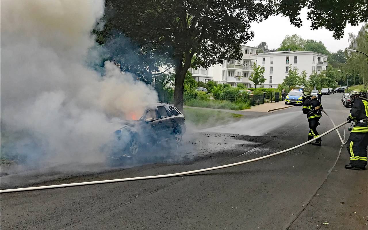 Pkw brennt aus an der Straße "Limbecker Postweg" in Dortmund