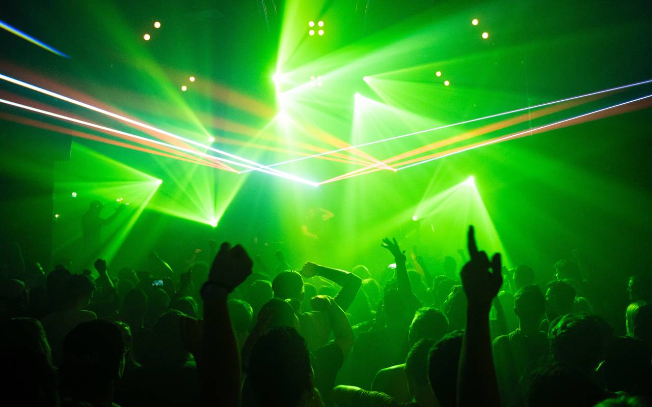 Innenraum eines Clubs.
