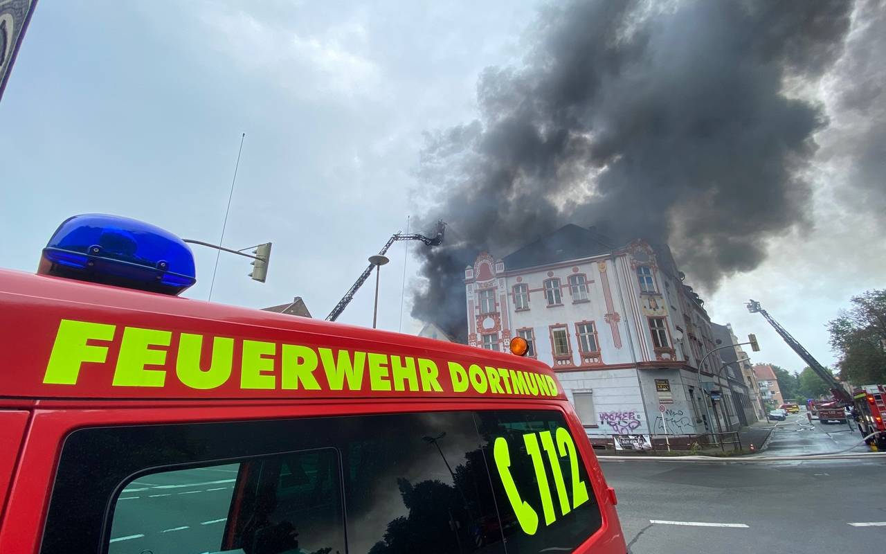 Großbrand ehemaliger Getränkemarkt in Dortmund Oestrich.