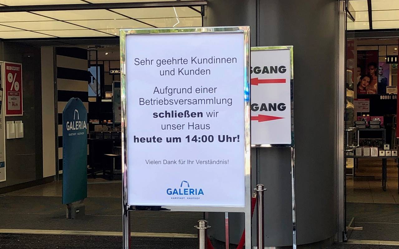 Info-Schild im Eingang von Karstadt in Dortmund.