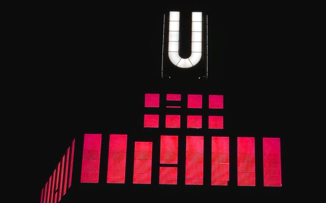 U-Turm wird im Rahmen von "Night Of Light" Aktion rot angestrahlt.