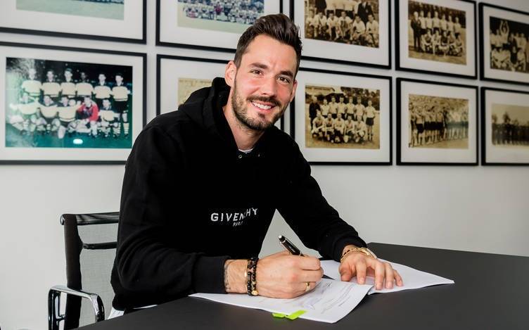 Roman Bürki unterschreibt den neuen Vertrag mit dem BVB.