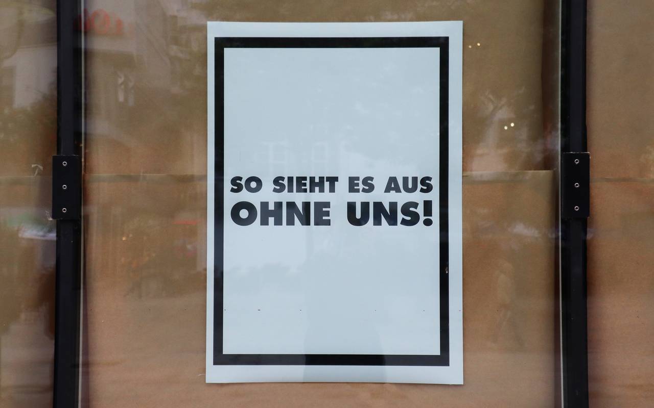 Schaufenster von Karstadt Sports in Dortmund wurden für eine Protestaktion abgeklebt.