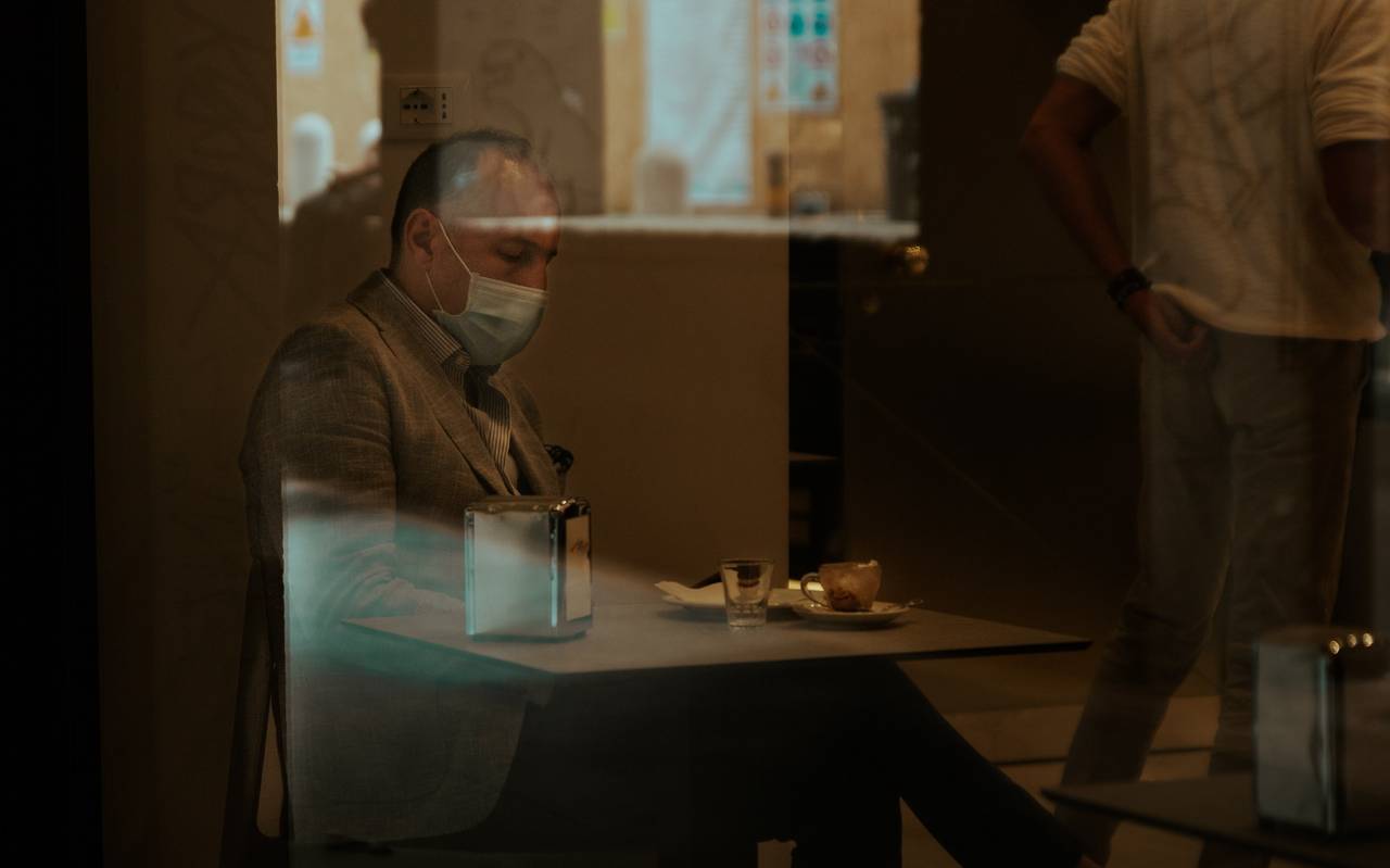Kunde mit Maske im Café