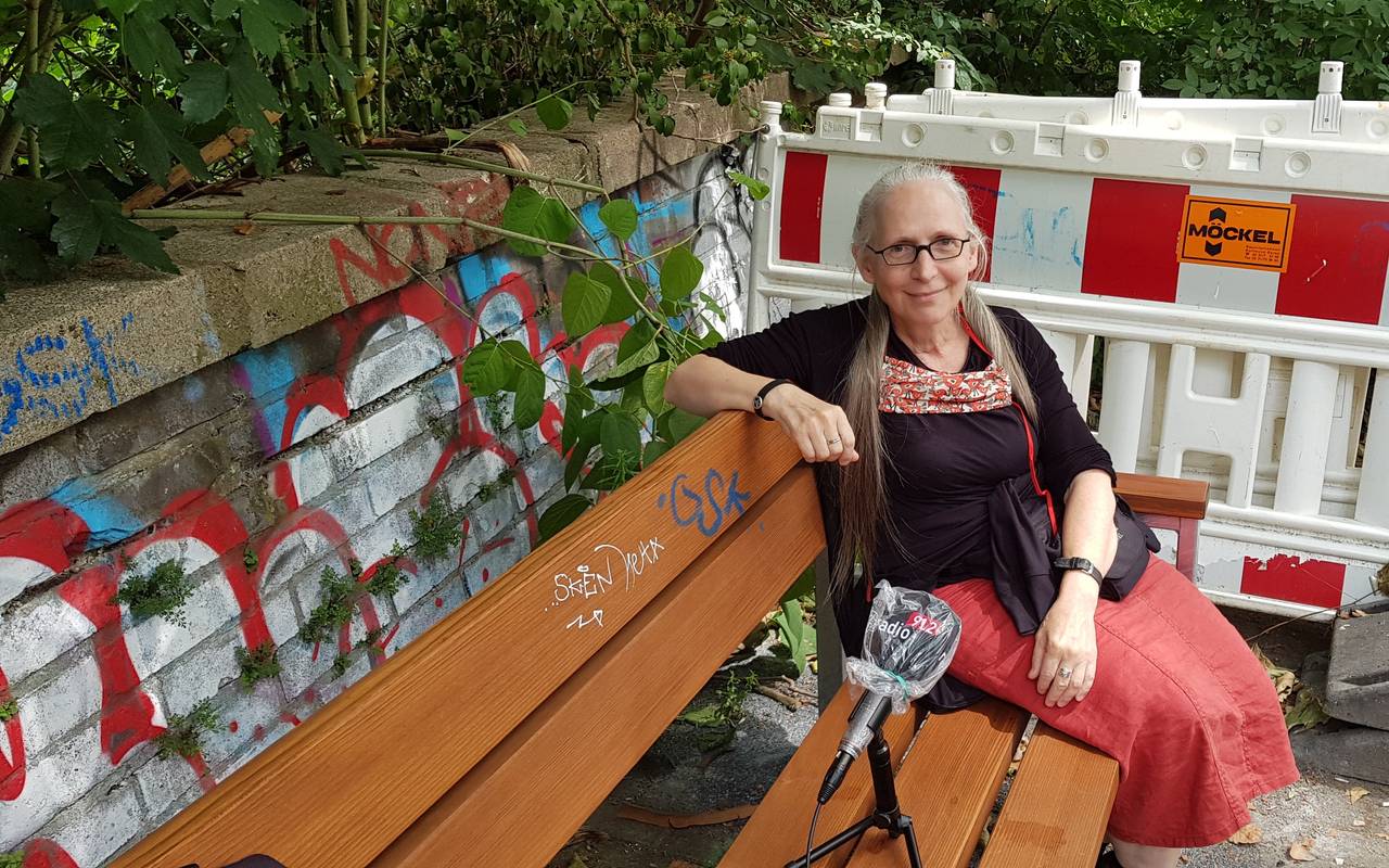 Marie Wolf auf einer neuen Sitzbank im Kreuzviertel. Pilotprojekt "Jeder Straße ihre Sitzbank"