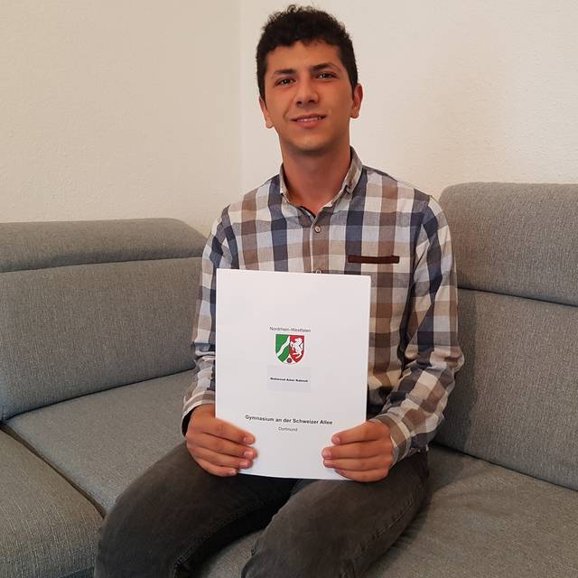 Mahmoud kam erst vor einigen Jahren nach Deutschland und hat jetzt sein Abitur mit 1,0 bestanden.