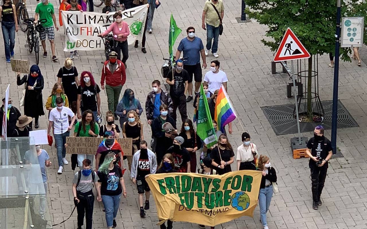Fridays-For-Future-Demozug durch die Dortmunder Silberstraße.