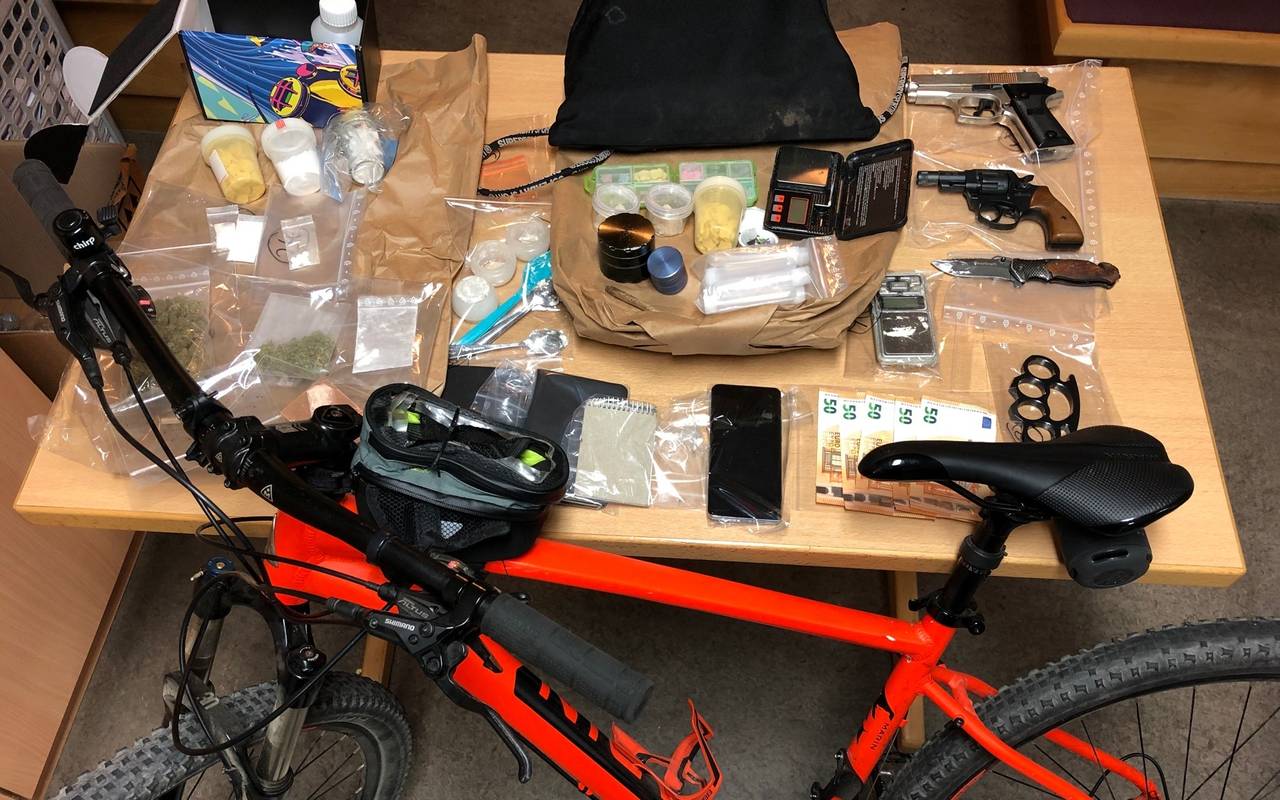 Polizei Dortmund stellt Drogen, Bargeld und Waffen sicher.