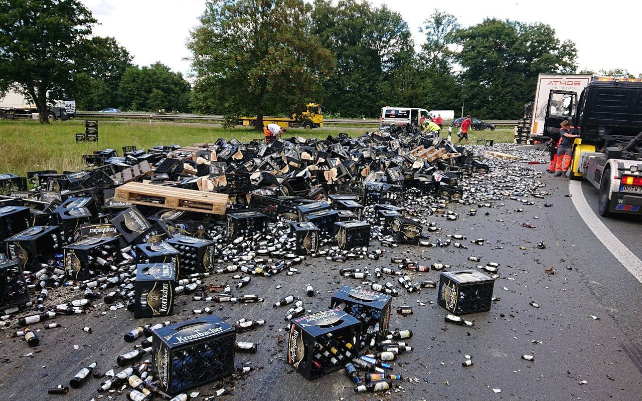 Sattelzug verliert ca. 1500 Bierkästen auf der A1 Richtung Köln.