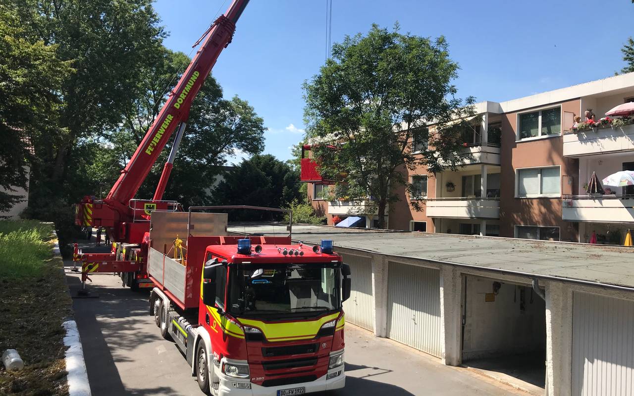 Der Kranwagen und ein Zubehörfahrzeug auf einem Garagenhof an der Einsatzstelle