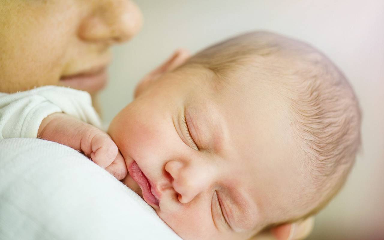 Rotaviren sind eine der häufigsten Ursachen für schwere Magen-Darm-Erkrankungen bei Kindern. Daher rät die AOK zur Impfung und besonderer Hygiene.